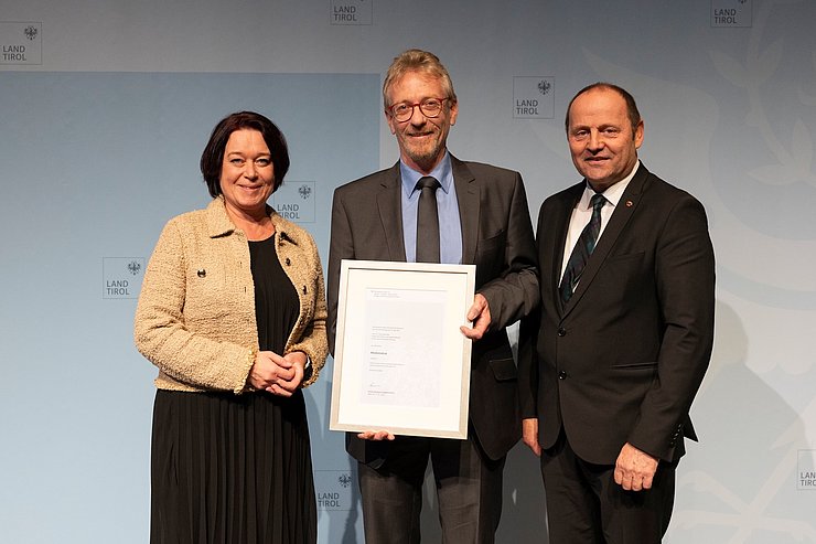 LTPin Ledl-Rossmann und LHStv Josef Geisler mit dem Ausgezeichneten Klaus Kapelari (Facharzt für Kinder- und Jugendheilkunde an der Universitätsklinik Innsbruck).