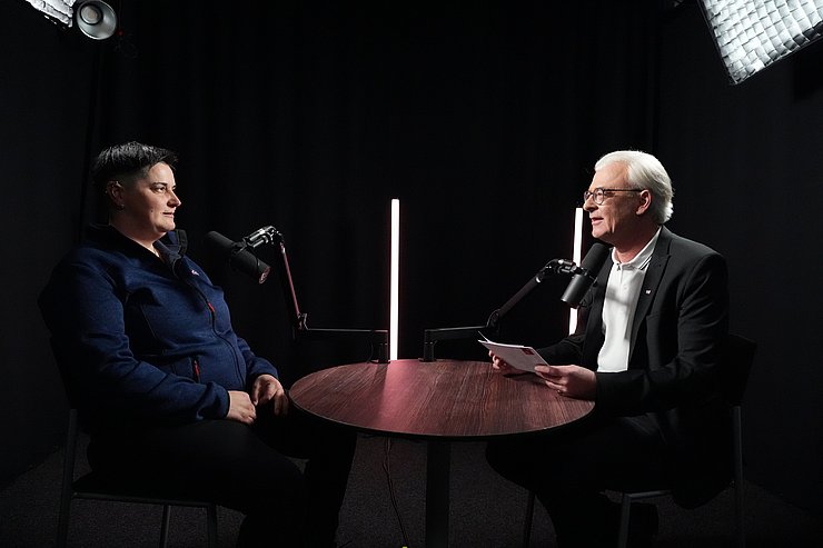 Frau und Mann im Gespräch