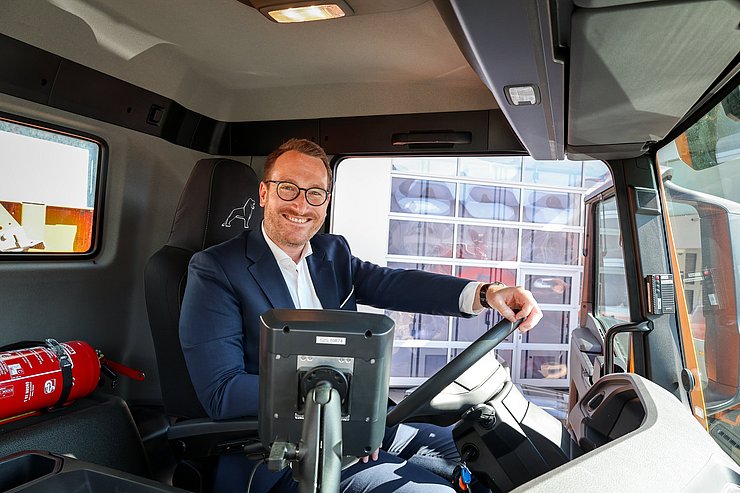 © Land Tirol/Wurnig LHStv Wohlgemuth sitzt am Lenkrad eines Fahrzeuges