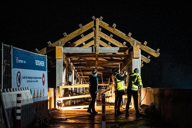 Vergangene Woche wurde der Innsteg bei Erl abgetragen und die neue Brücke wieder eingehoben. 