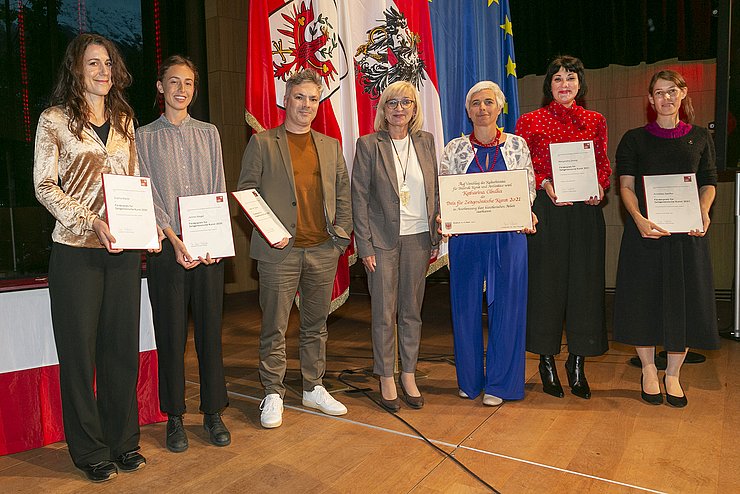 In der Gruppe Bildende Kunst zeichnete LRin Palfrader (Mitte) v.li. Sophia Mairer, Janine-Chantal Weger und Helmut P. Ortner sowie Katharina Cibulka, Margarethe Drexel und Annelies Senfter aus.