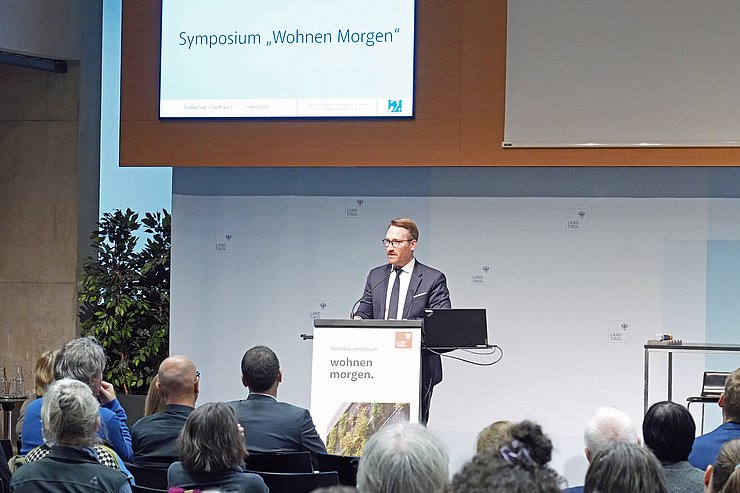 Wohlgemuth bei Symposium sprechend