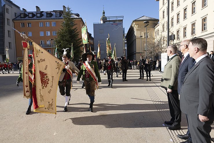 Landeüblicher Empfang am Landhausplatz.