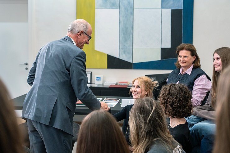 LH schüttelt Schülerin die Hand