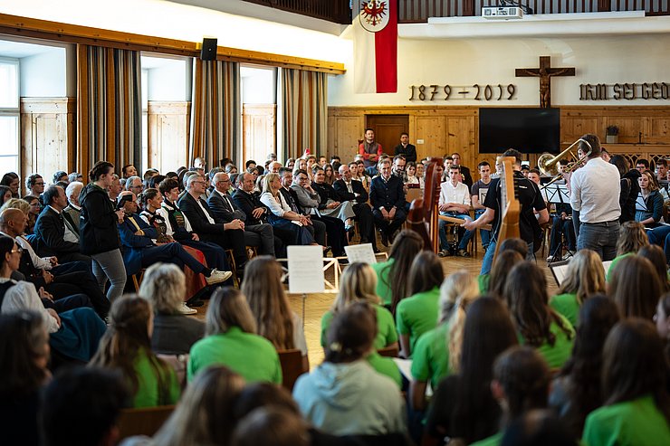 © Land Tirol/Fitsch Im Rahmen der Erneuerung des „Euregio-Rings land- und hauswirtschaftlicher Schulen“ präsentierten Jugendliche aus Tirol, Südtirol und dem Trentino im April 2026 in Rotholz gemeinsam erarbeitete Beiträge.