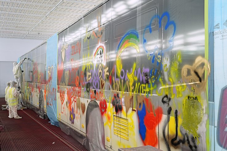 Bunt besprühte Busseite