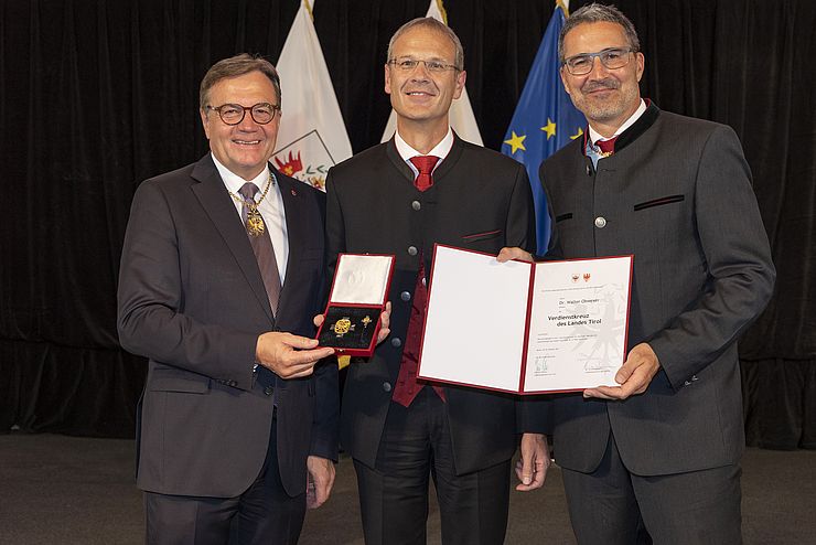 Walter Obwexer erhält das Verdienstkreuz des Landes Tirol.