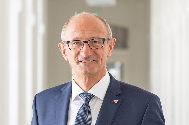 © Land Tirol/Berger Portrait von Landeshauptmann Anton Mattle