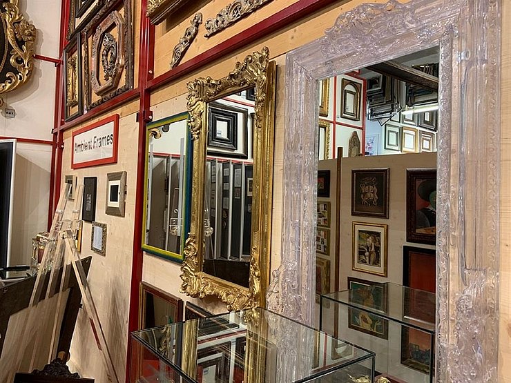 Blick in den Eingangsbereich des "BilderRahmenMuseums Hofinger".