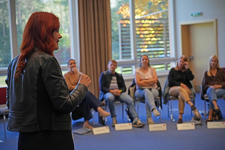 © Land Tirol Landesrätin Cornelia Hagele redet vor Gruppe