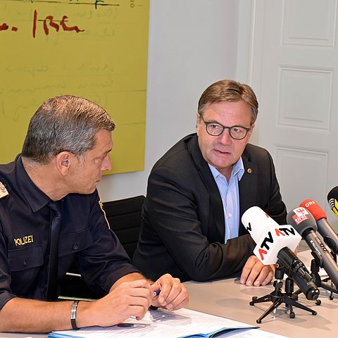 LH Platter präsentierte mit Landespolizeidirektor Tomac (li.) eine erste Bilanz der Ermittlungsgruppe Sozialbetrug