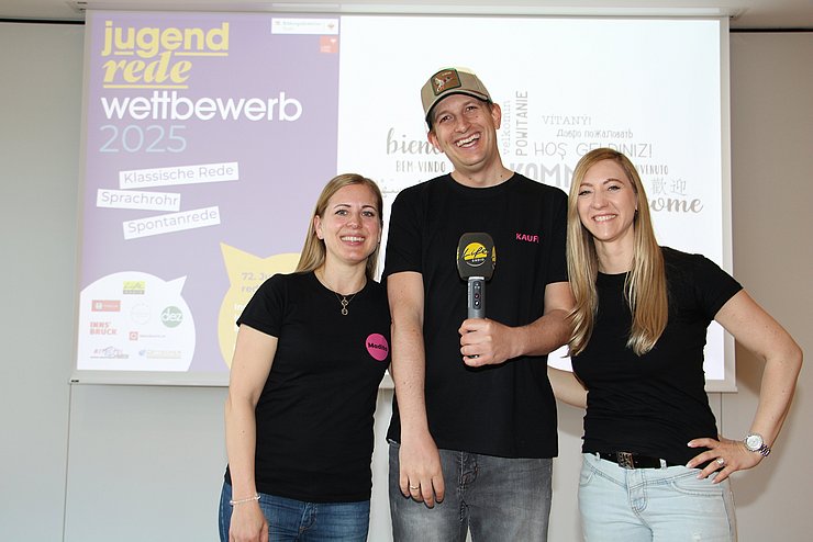 Zwei Frauen und ein Mann lachend