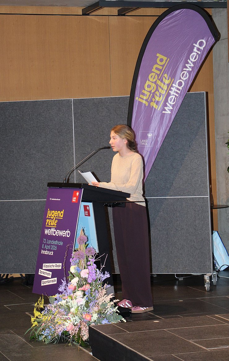 Jugendliche spricht in Mikrofon