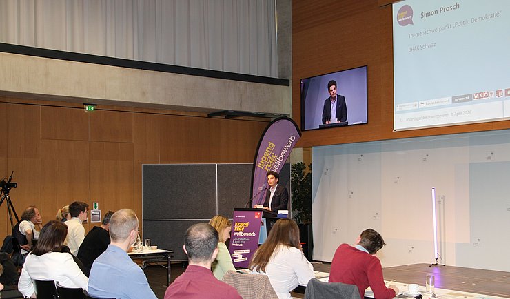 Jugendlicher spricht vor Publikum