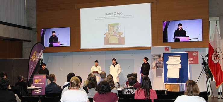 Jugendliche auf der Bühne