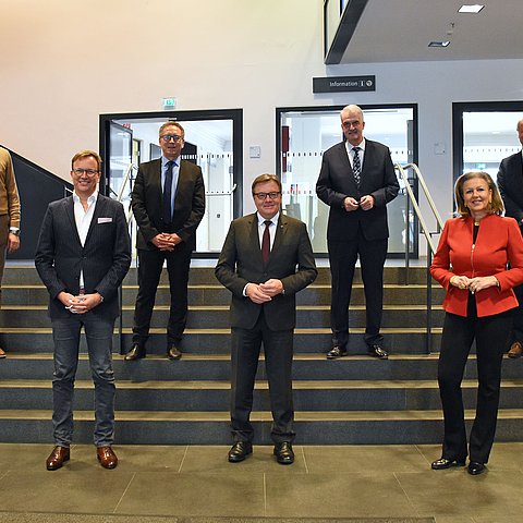 v.l.: Industriellenvereinigung-Präsident Christoph Swarovski, Wirtschaftskammer-Präsident Christoph Walser, Michael Kocher (CEO Novartis Austria), Bürgermeister von Kufstein Martin Krumschnabl, Landeshauptmann Günther Platter, Herbert Marschitz (FH Kufstein Tirol-Privatstiftung), Wirtschaftslandesrätin Patrizia Zoller-Frischauf, Projektleiter Helmuth Aigner und Paul Gappmaier (Bildungsdirektor von Tirol) unterschrieben am heutigen Vormittag gemeinsam den „Letter of Intent“.