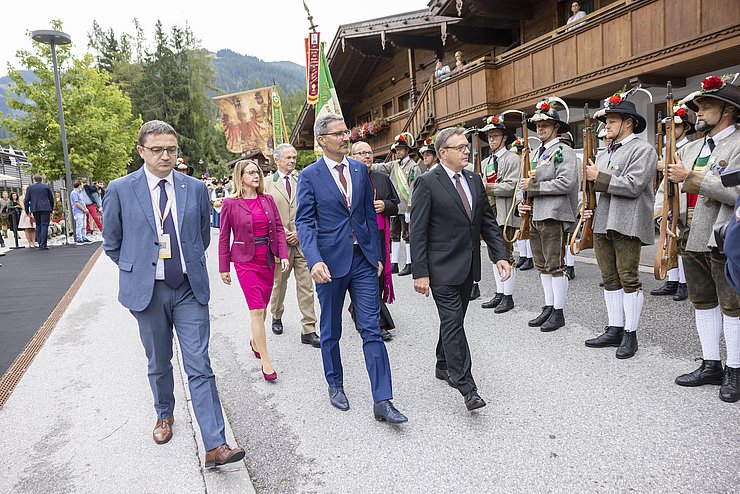 Abschreiten der Formation beim Landesüblichen Empfang mit der Schützenkompanie Alpbach, der Bundesmusikkapelle Alpbach und Abordnungen der Tiroler Traditionsverbände (Vorplatz Congress Centrum Alpbach).