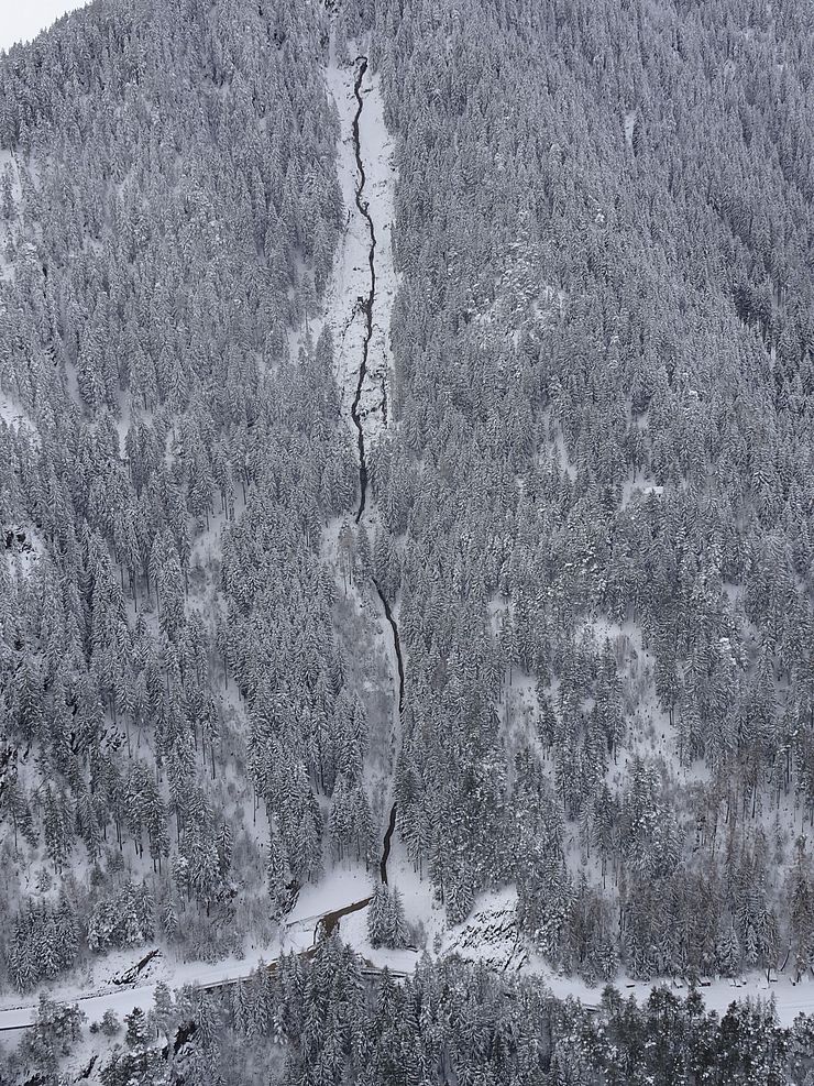 Die Bahn des Erdrutsches auf die B 171 Tiroler Straße.