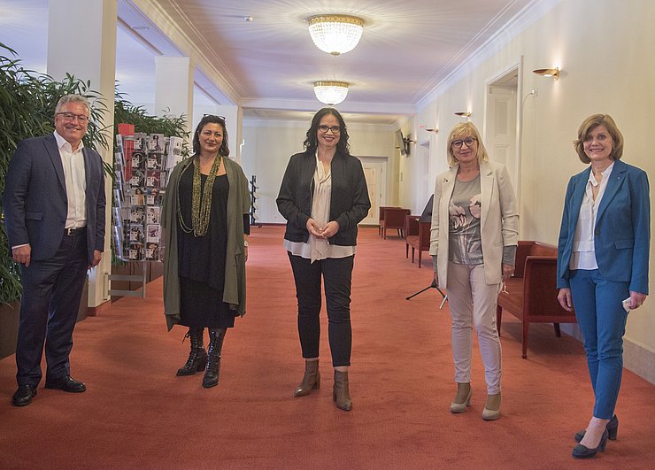 V. li. beim Symposium "Fair Pay" im Konzerthaus in Wien LHStv Heinrich Schellhorn (Salzburg), Stadträtin Veronica Kaup-Hasler (Wien), Kunst- und Kulturstaatssekretärin Andrea Mayer, LRin Beate Palfrader und Landesstatthalterin Barbara Schöbi-Fink (Vorarlberg).