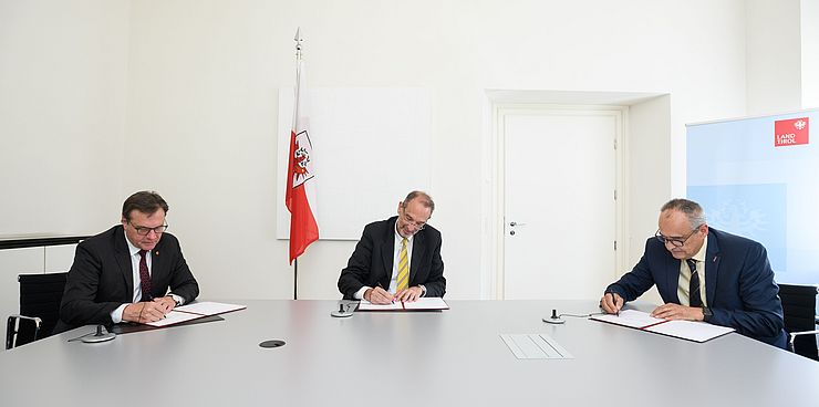 V. li. bei der Unterzeichnung: LH Günther Platter, Bildungsminister Heinz Faßmann und Anton Mederle (Geschäftsführung Firma Thöni).  