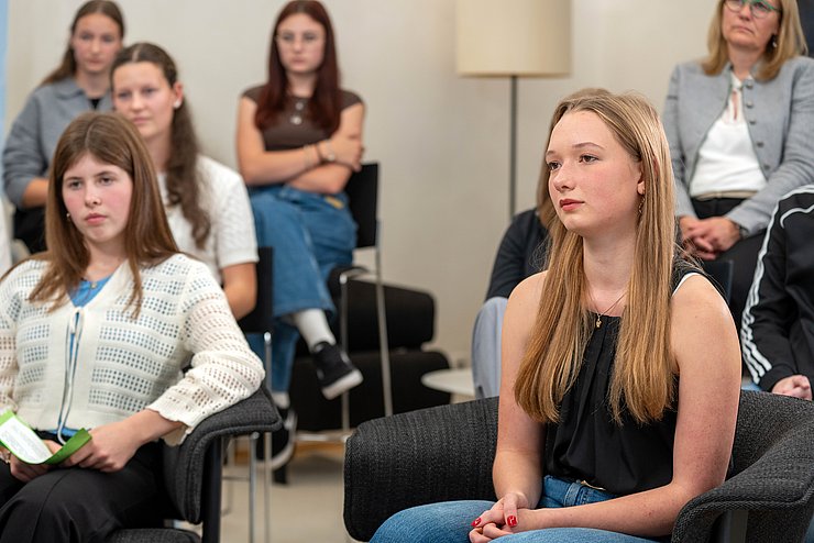 © Land Tirol/Jovanovic Zwei Mädchen sind zu sehen.