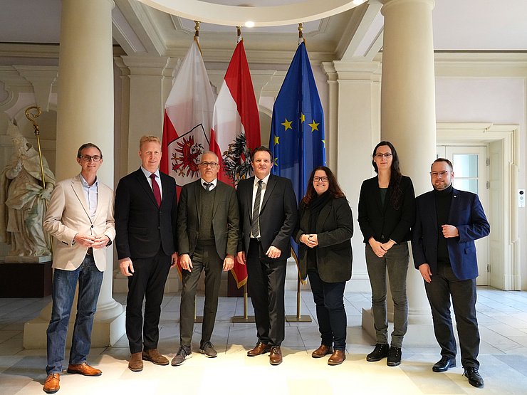 Gruppenfoto vor Fahnen 