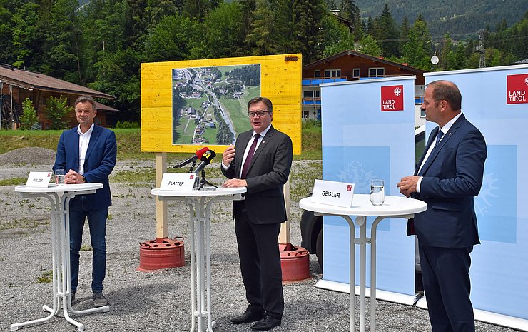 Die Redner der Pressekonferenz stehen jeweils an einem Pult. 