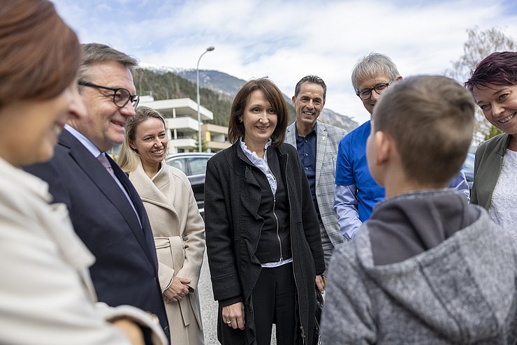 Besuch im Stift Fiecht, von links: LRin Gabriele Fischer, LH Günther Platter, Nataliya Niederkofler (Übersetzerin), Vlasta Khymynets, Ehefrau des ukrainischen Botschafters in Österreich, Walter Peer, Honorarkonsul der Ukraine in Tirol, Lebenshilfe-GF Georg Willeit, Landtagspräsidentin Sonja Ledl-Rossmann.