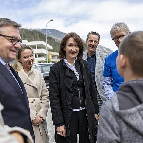 Besuch im Stift Fiecht, von links: LRin Gabriele Fischer, LH Günther Platter, Nataliya Niederkofler (Übersetzerin), Vlasta Khymynets, Ehefrau des ukrainischen Botschafters in Österreich, Walter Peer, Honorarkonsul der Ukraine in Tirol, Lebenshilfe-GF Georg Willeit, Landtagspräsidentin Sonja Ledl-Rossmann.