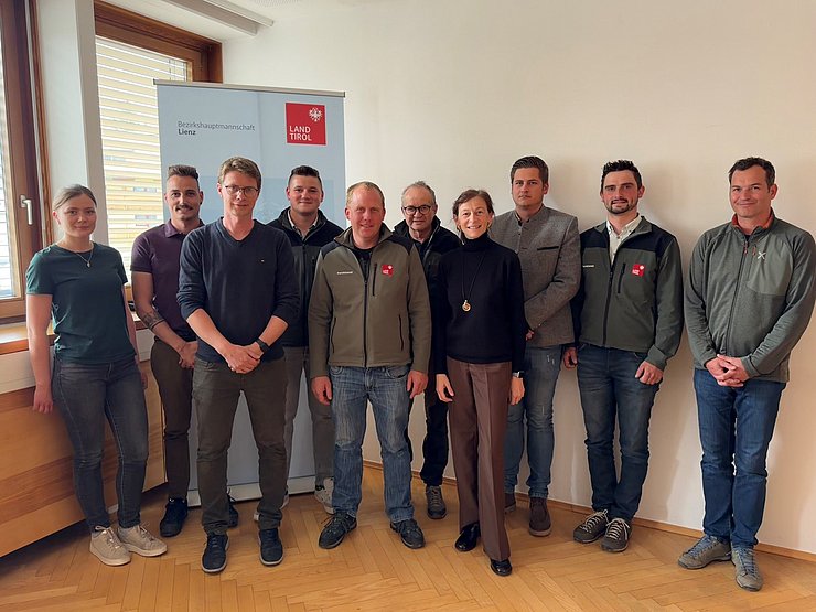 Bezirkshauptfrau Dr. Heinricher mit vier neuen Gemeindewaldaufsehern