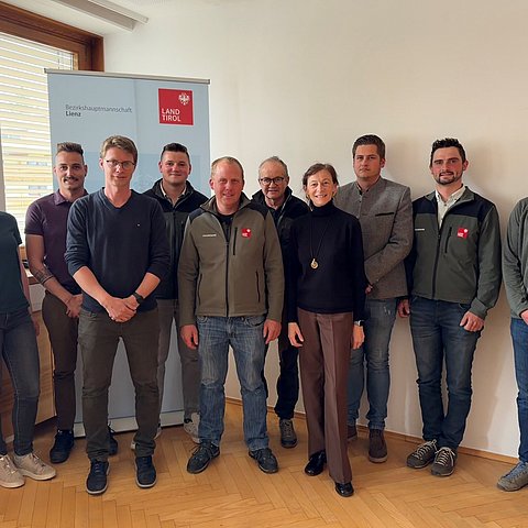 Bezirkshauptfrau Dr. Heinricher mit vier neuen Gemeindewaldaufsehern