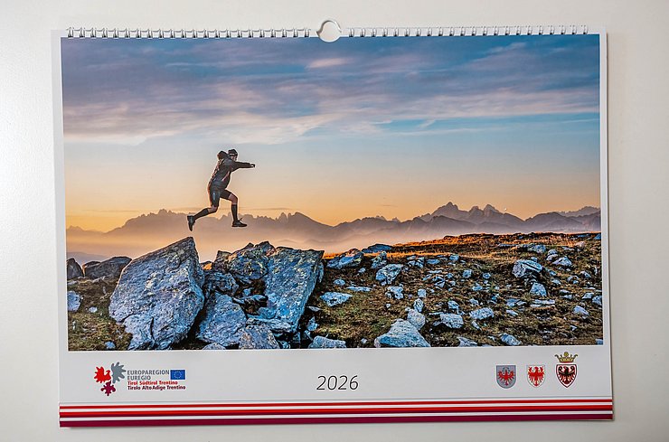 Titelbild Kalender: zeigt Bergkulisse und springenden Mann