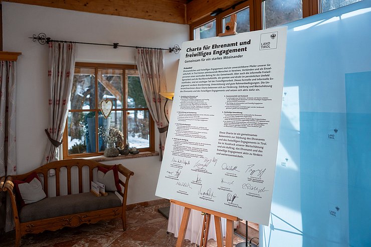 Die Charta formuliert Grundsätze, Zielsetzungen und Verantwortlichkeiten zur Förderung des Ehrenamtes und des freiwilligen Engagements und wird von der Tiroler Landesregierung sowie VertreterInnen von Gemeinden, Verbänden und weiteren zivilgesellschaftlichen Akteuren getragen. Die Ehrenamtscharta bildet den Rahmen für die Umsetzung des Jahres des Ehrenamtes und freiwilligen Engagements 2026.