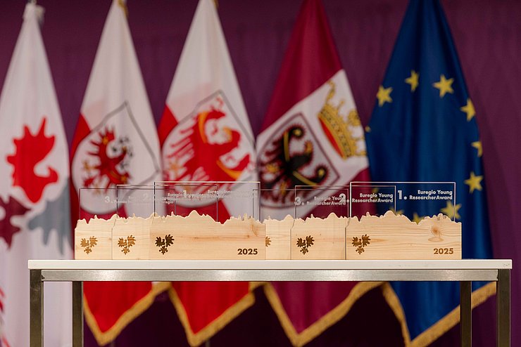 Fahnen und Pokale auf Tisch