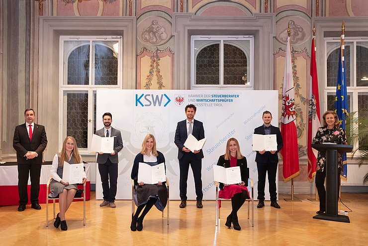 Vordere Reihe von links nach rechts: Viktoriia Gurina, Viktoria Juranek, Johanna Rudigier. Hintere Reihe von links nach rechts: KSW-Landespräsident Klaus Hilber, Mathias Dorn, Philipp Tillian, Robert Krismer, LRin Patrizia Zoller-Frischauf.