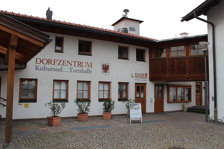 Außenansicht des "Rätermuseum Hohe Birga" in "Birgitz"