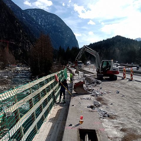 Die Generalinstandsetzung der Habichener Brücke auf der B 186 wurde heuer gestartet. Bis Juli wird der Verkehr im Baustellenbereich einspurig geführt.