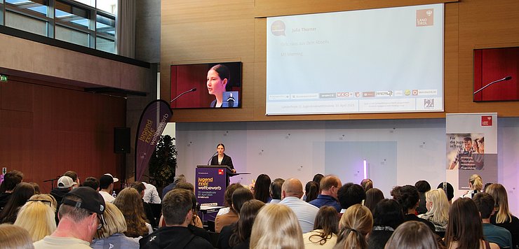 Jugendliche spricht vor Publikum