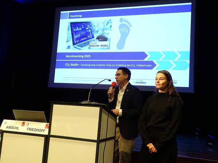 © Land Tirol/Marx Mag. Georg Amschl und Paula Friedhoff BA am Rednerpult