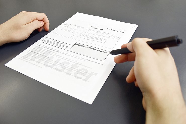 Foto von Wahlkarte und Händen mit Stift