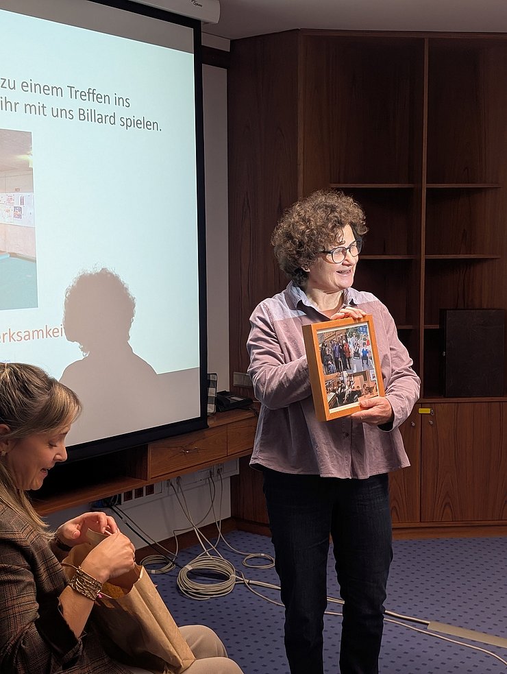 © Land Tirol Salzmann Petra Flieger zeigt Abschiedsgeschenk