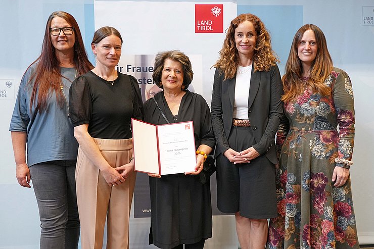 Personen stehen nebeneinander