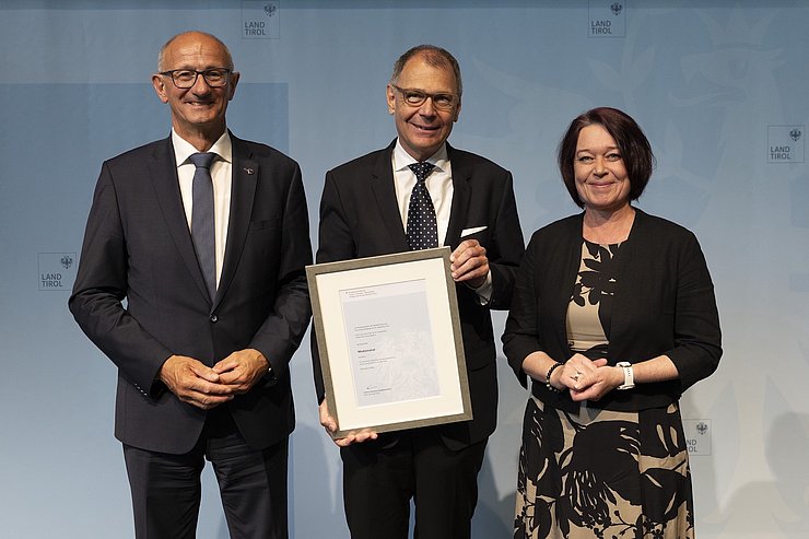 © Land Tirol/Sedlak LH Anton Mattle und LTPin Sonja Ledl-Rossmann mit dem Medizinalrat Ewald Wöll (Facharzt für Innere Medizin in Zams).