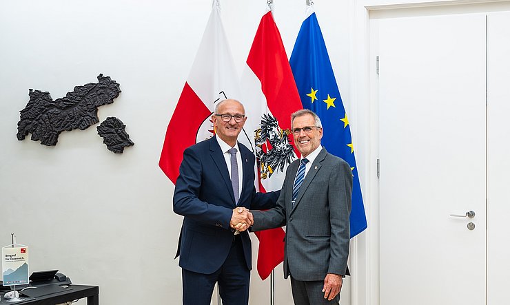 © Land Tirol/Fitsch LH Anton Mattle gratulierte Markus Höfle (re.) zur Wahl zum neuen Landesvorsitzenden der GÖD Tirol.