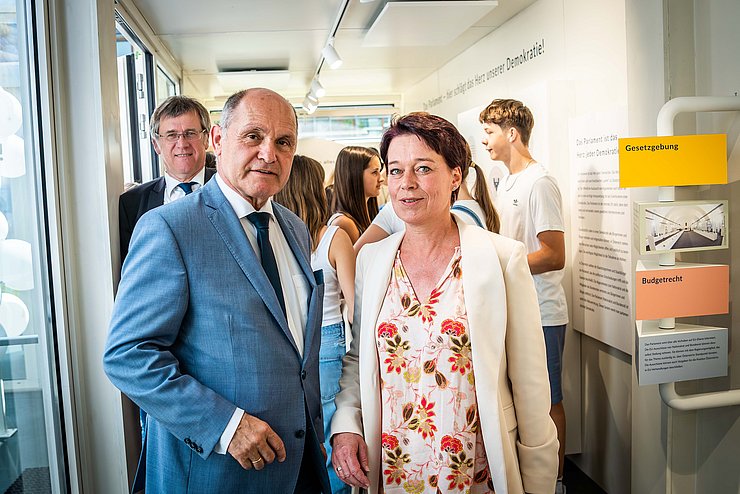 Besichtigung der Wanderausstellung durch die beiden PräsidentInnen