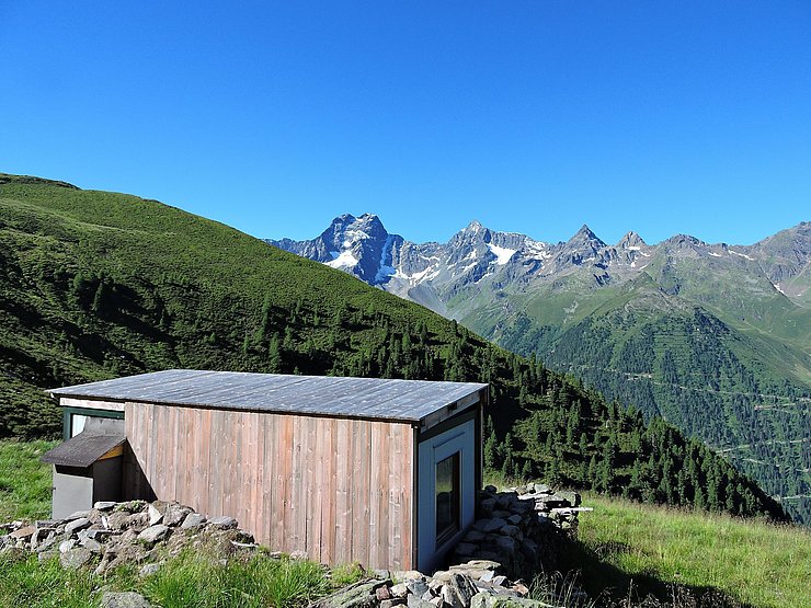 © Benedikt Kolp eine kleine Jagdhütte am Außerschwarzenberg im Hintergrund Neuberg, Tiefental und die Rofelewand
