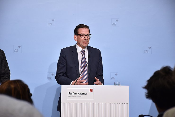 Stefan Kastner am Podium bei der Pressekonferenz