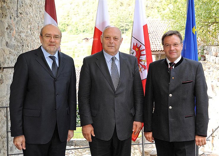 Die Landeshauptleute der Europaregion Tirol LH Lorenzo Dellai, LH Luis Durnwalder und LH Günther Platter bei der ersten Sitzung der EVTZ-Organe auf Schloss Tirol.