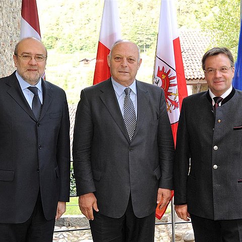 Die Landeshauptleute der Europaregion Tirol LH Lorenzo Dellai, LH Luis Durnwalder und LH Günther Platter bei der ersten Sitzung der EVTZ-Organe auf Schloss Tirol.
