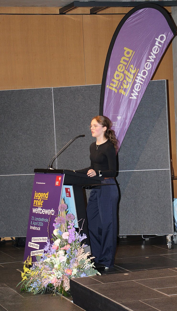 Jugendliche spricht in Mikrofon